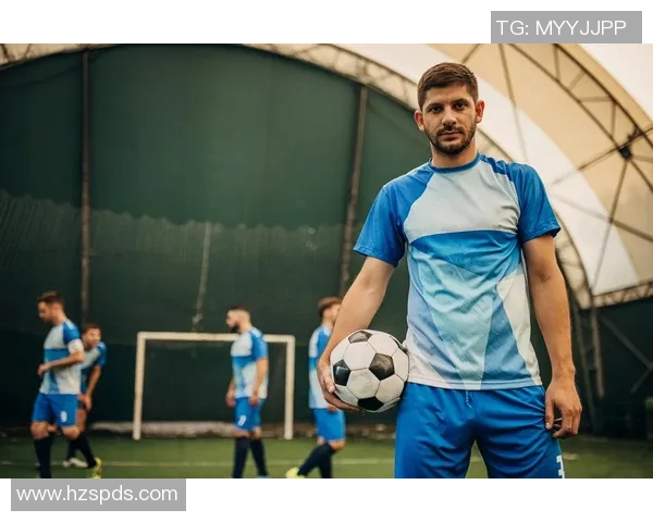 普通球迷视角下的足球场景一角 真实且富有生活气息的运动瞬间